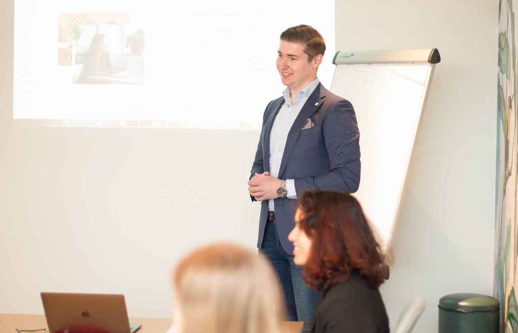 Jonge ondernemer aan het werk achter een bureau
