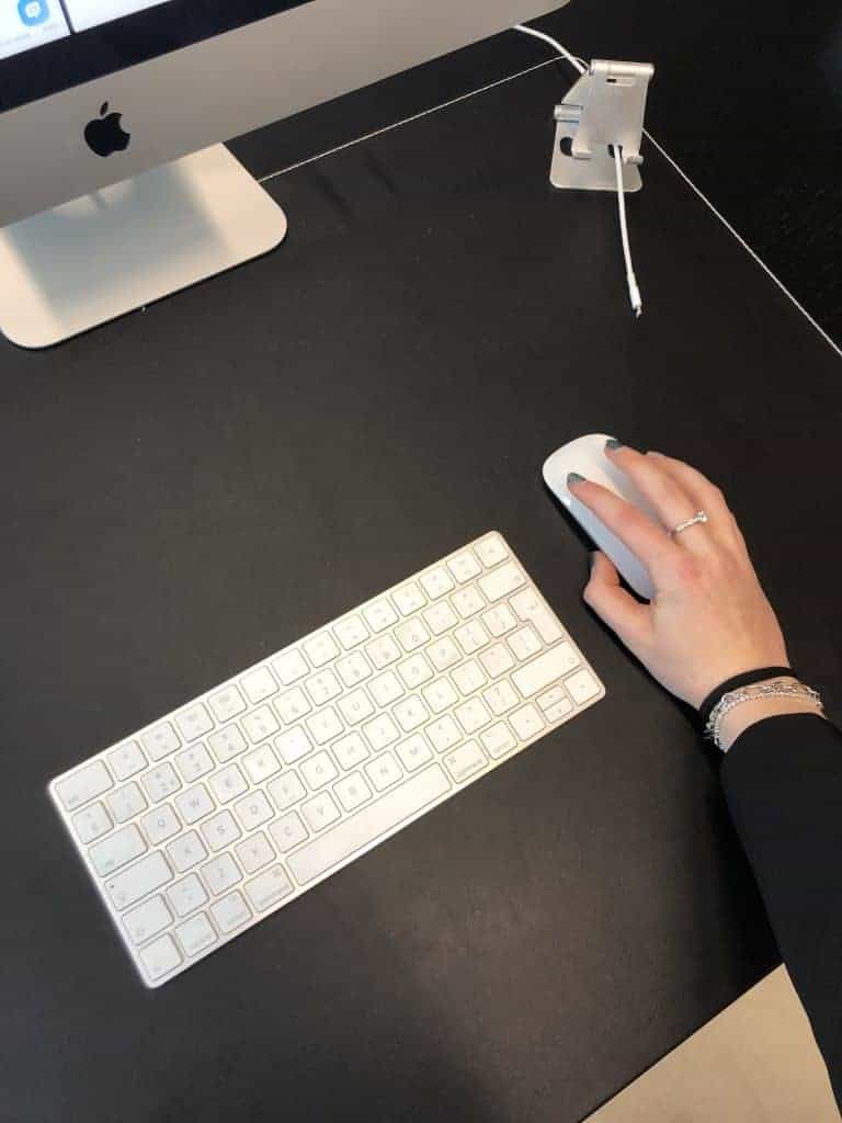 Werken aan een linkbuildingstrategie achter een laptop