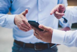 Webshop-eigenaar die de nieuwe EU-btw-regels uitwerkt