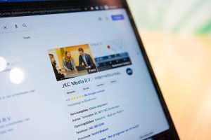 Persoon die online winkelt in een webshop op een laptop