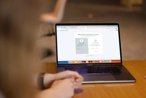 Google Search Console-dashboard op een laptopscherm