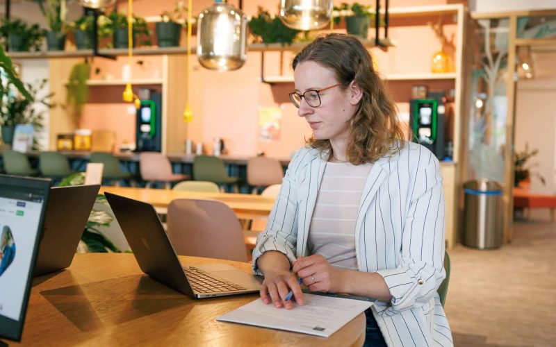 Werken aan SEO-trends achter een laptop bij JKC Media