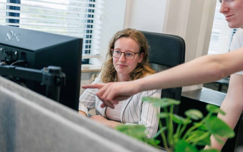 Collega's die samenwerken achter een computer aan lokale SEO