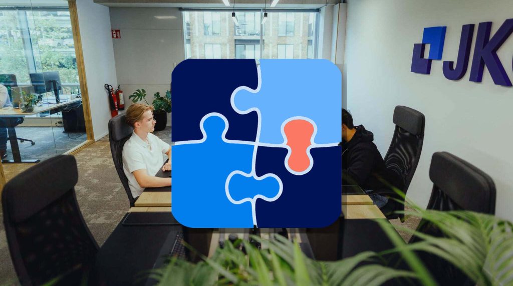 JKC-collega's aan het werk op kantoor, met groot MECE-puzzelicoon: website structuur ordenen voor mens en AI