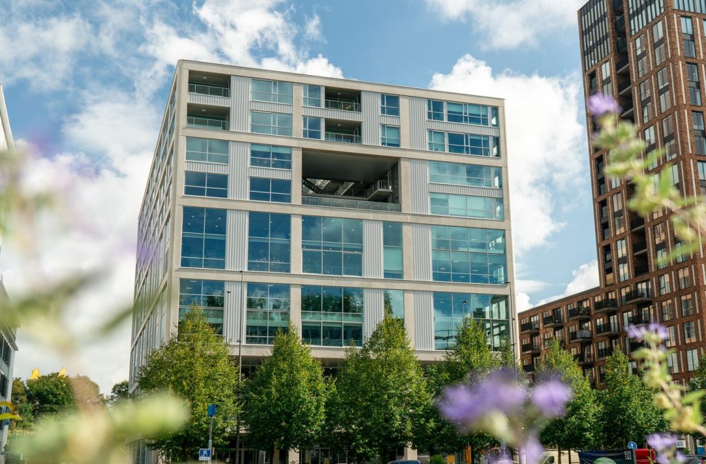 High Tech Campus 32 in Eindhoven, gezien vanaf de straat