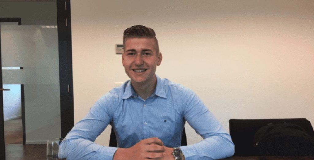 Justin aan zijn bureau in het jaar dat JKC begon