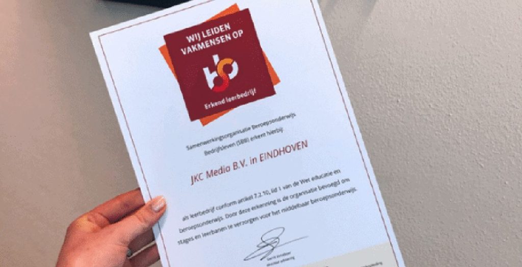 Collega's die samenwerken aan de lange tafel