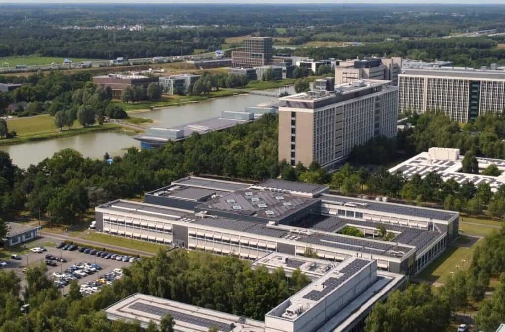 High Tech Campus Eindhoven van bovenaf, met het vijvergebied en de campusgebouwen