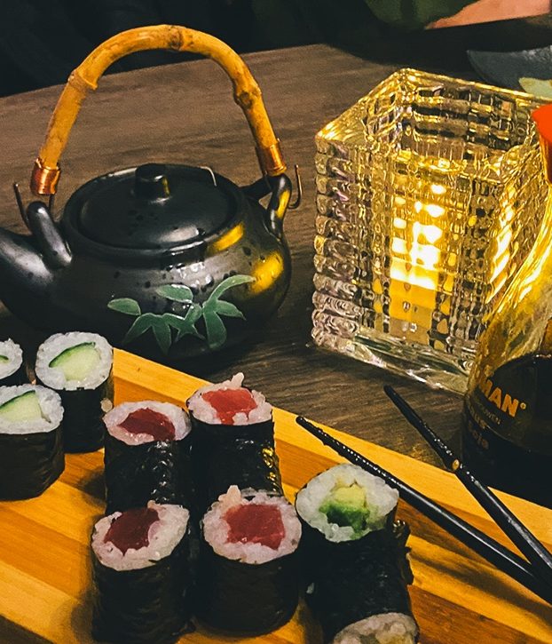 Sushi en een Japanse theepot op tafel tijdens de oudejaarsborrel van JKC