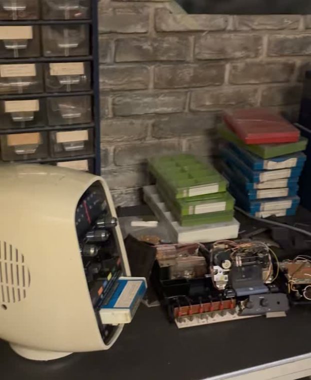 Vintage computers en cassettes tentoongesteld tijdens het JKC-bezoek aan het Apple Museum