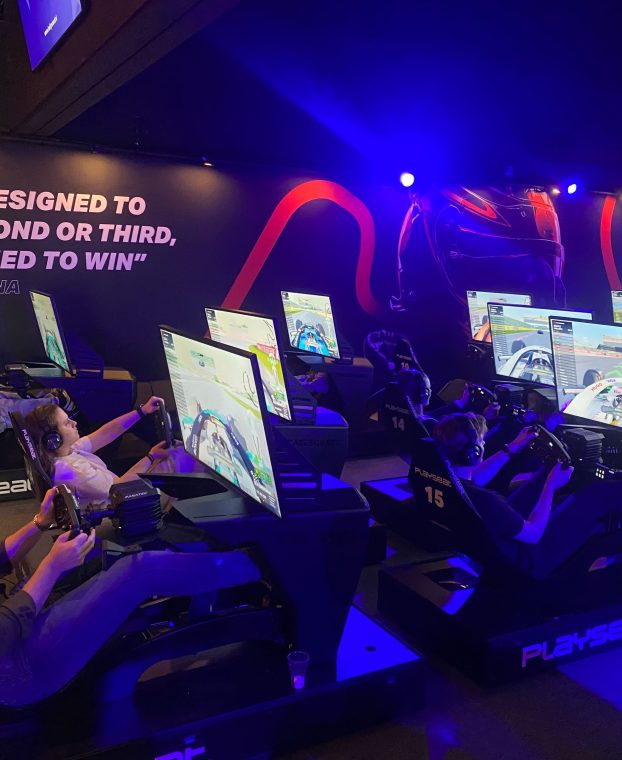 Het JKC-team in de racestuursimulators bij Racesquare